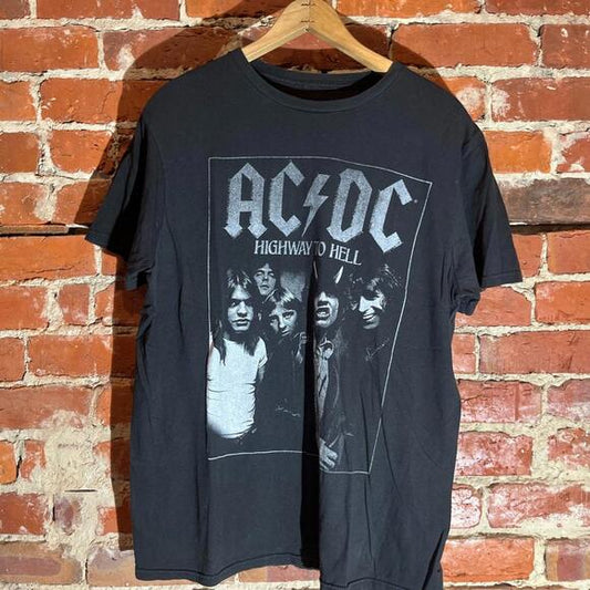 Acdc large black graphic vintage preowned tshirt