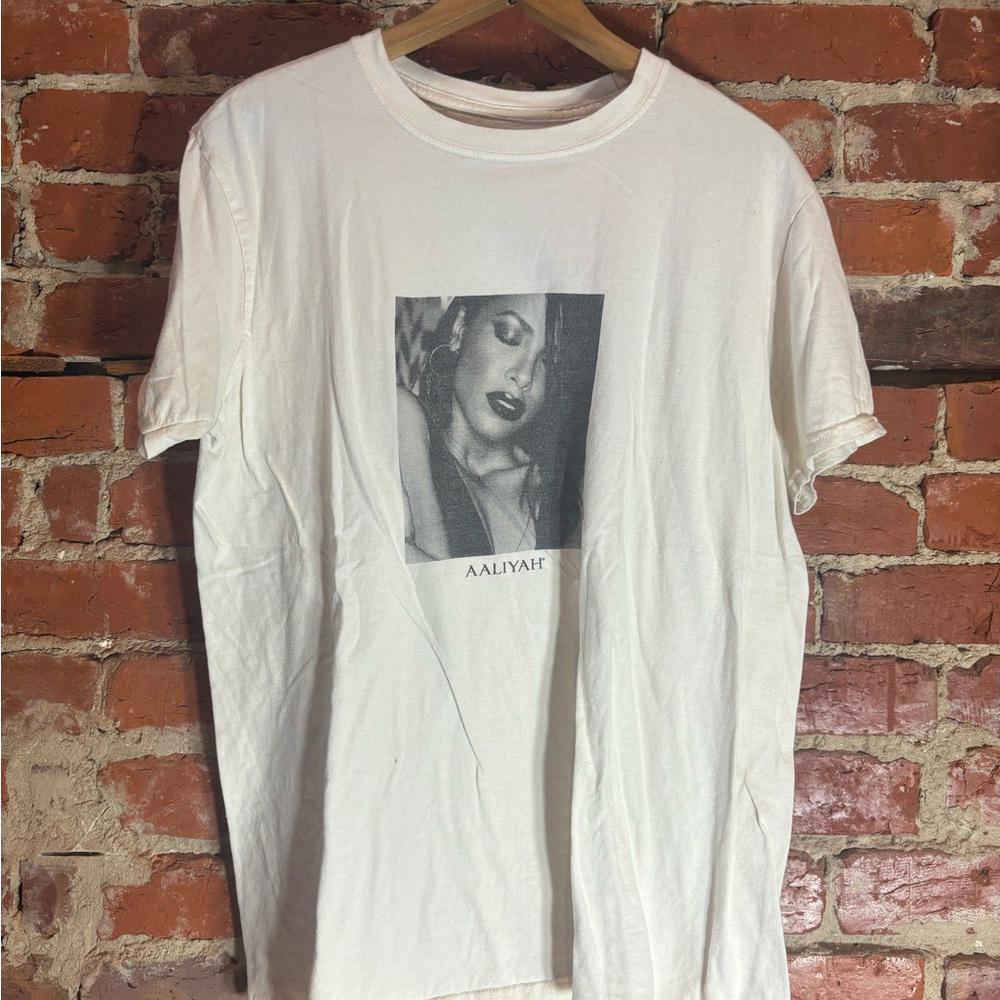 Aaliyah small white graphic vintage preowned tshirt