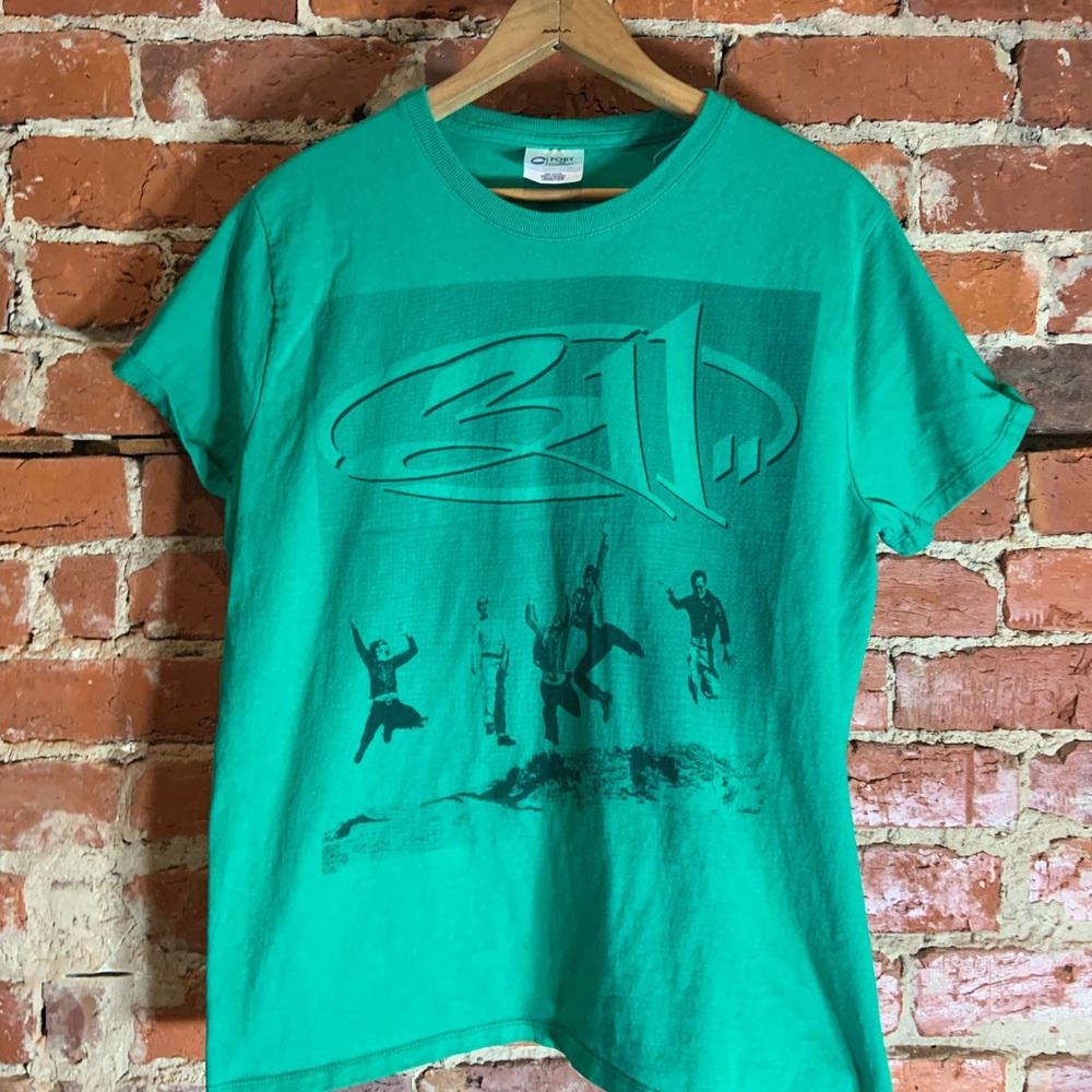 311 ladies large green graphic preowned T-shirt