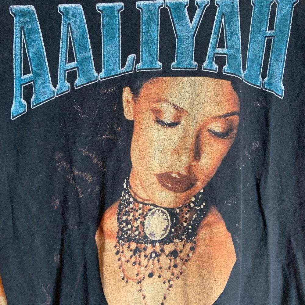 Aaliyah medium black graphic preowned T-shirt