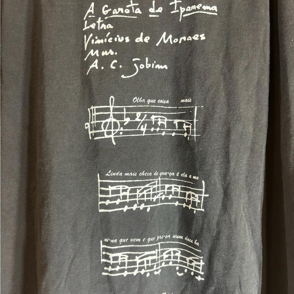 A ganota large black graphic vintage preowned tshirt