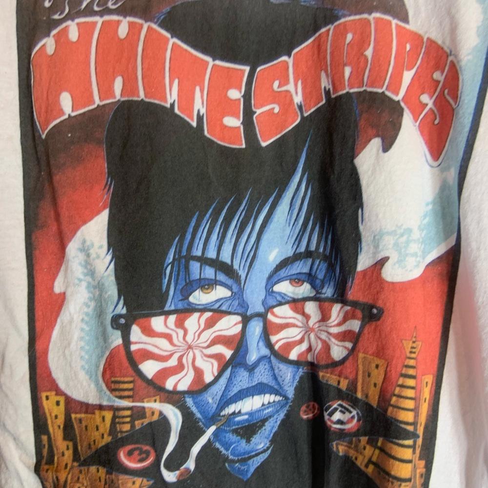 The white stripes 2XLarge white graphic preowned T-shirt