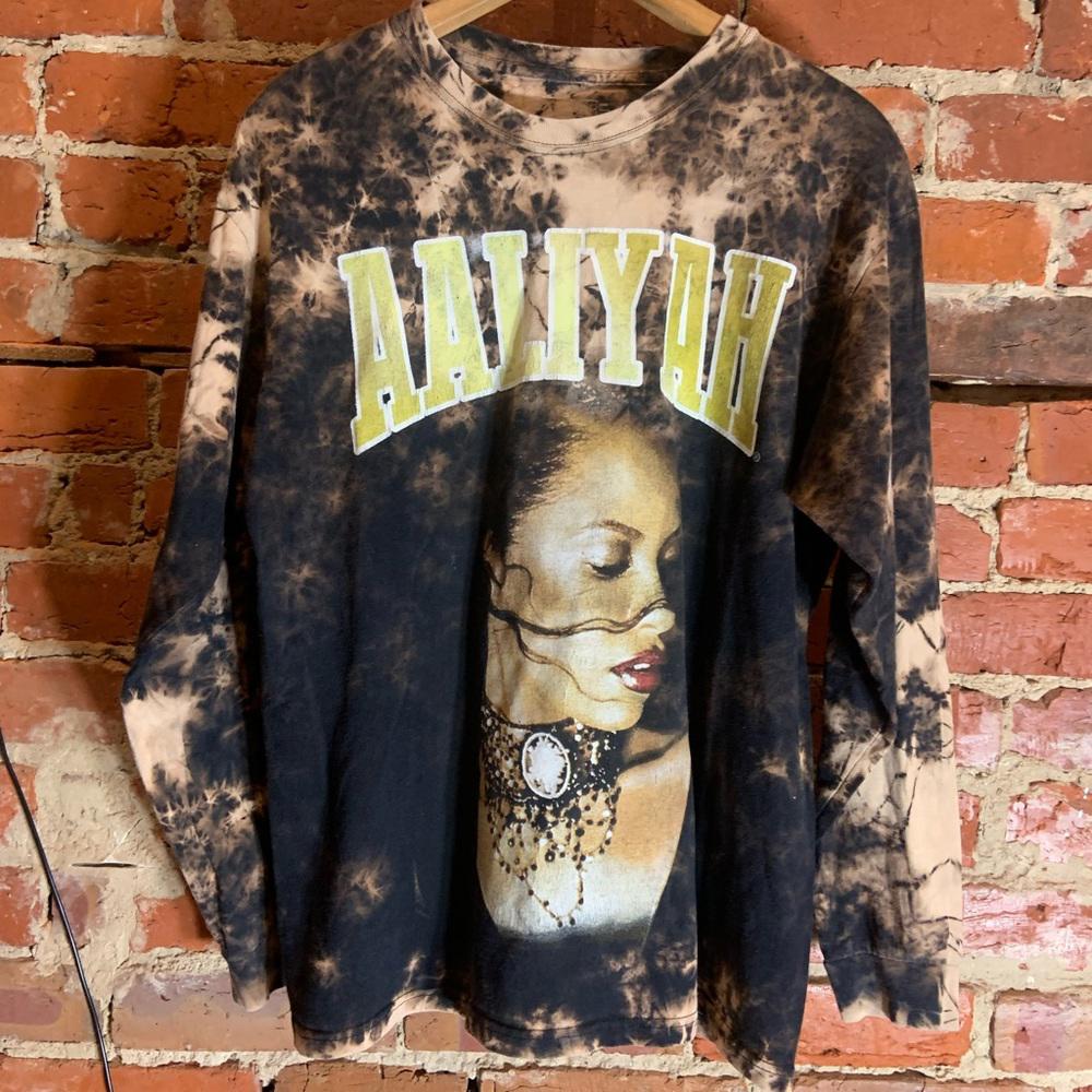Aaliyah large black graphic preowned longsleeve tshirt