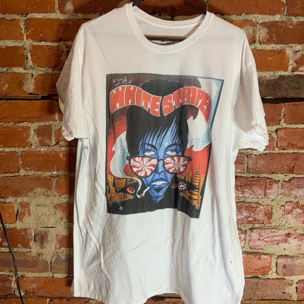 The white stripes 2XLarge white graphic preowned T-shirt