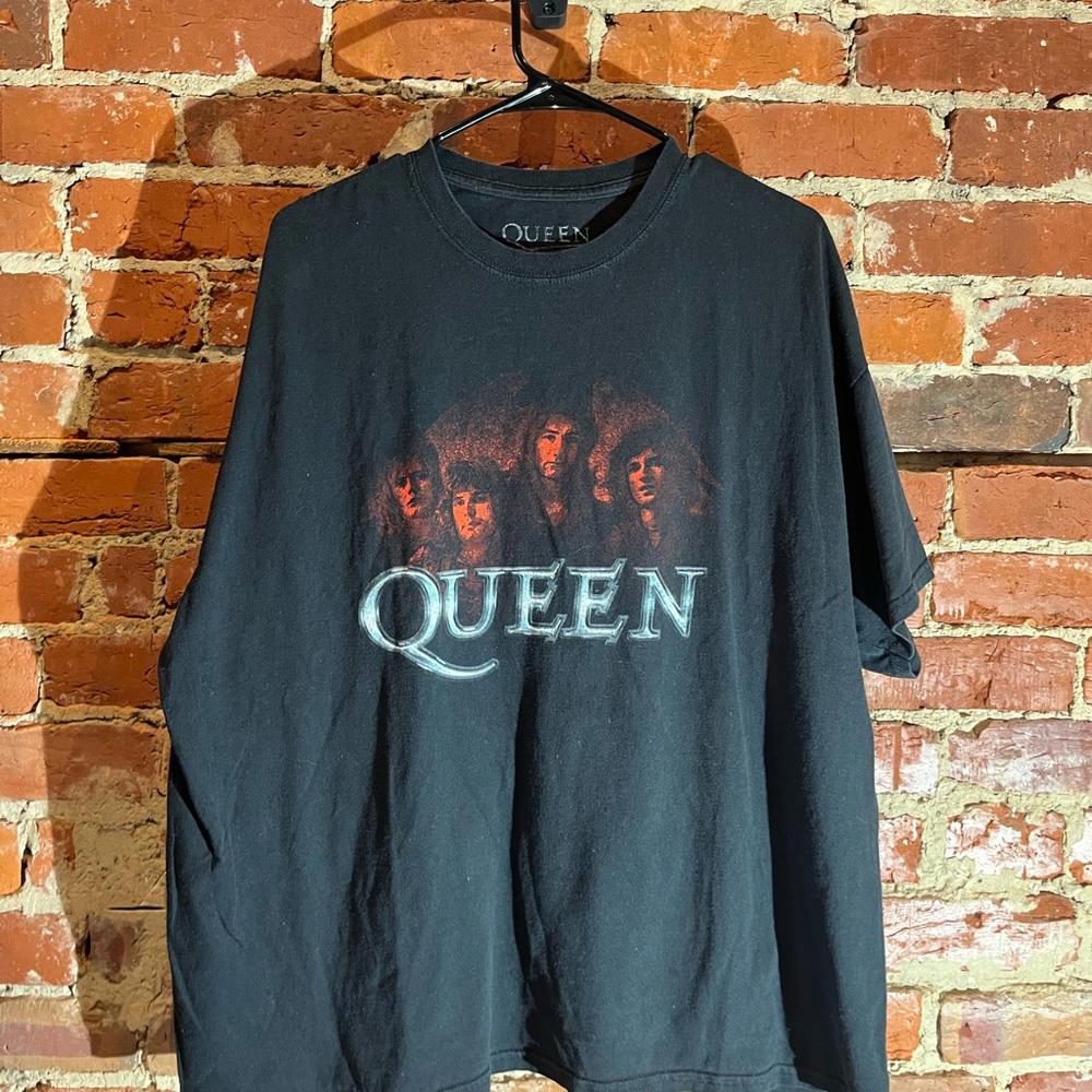 Queen 2xlarge black graphic vintage preowned tshirt