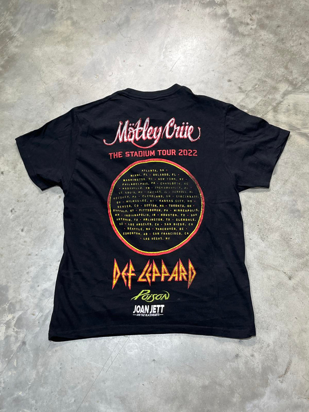 Mötley Crüe Def Leppard Preowned Medium T-shirt