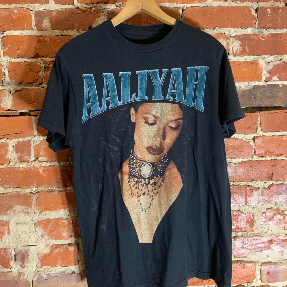 Aaliyah medium black graphic preowned T-shirt