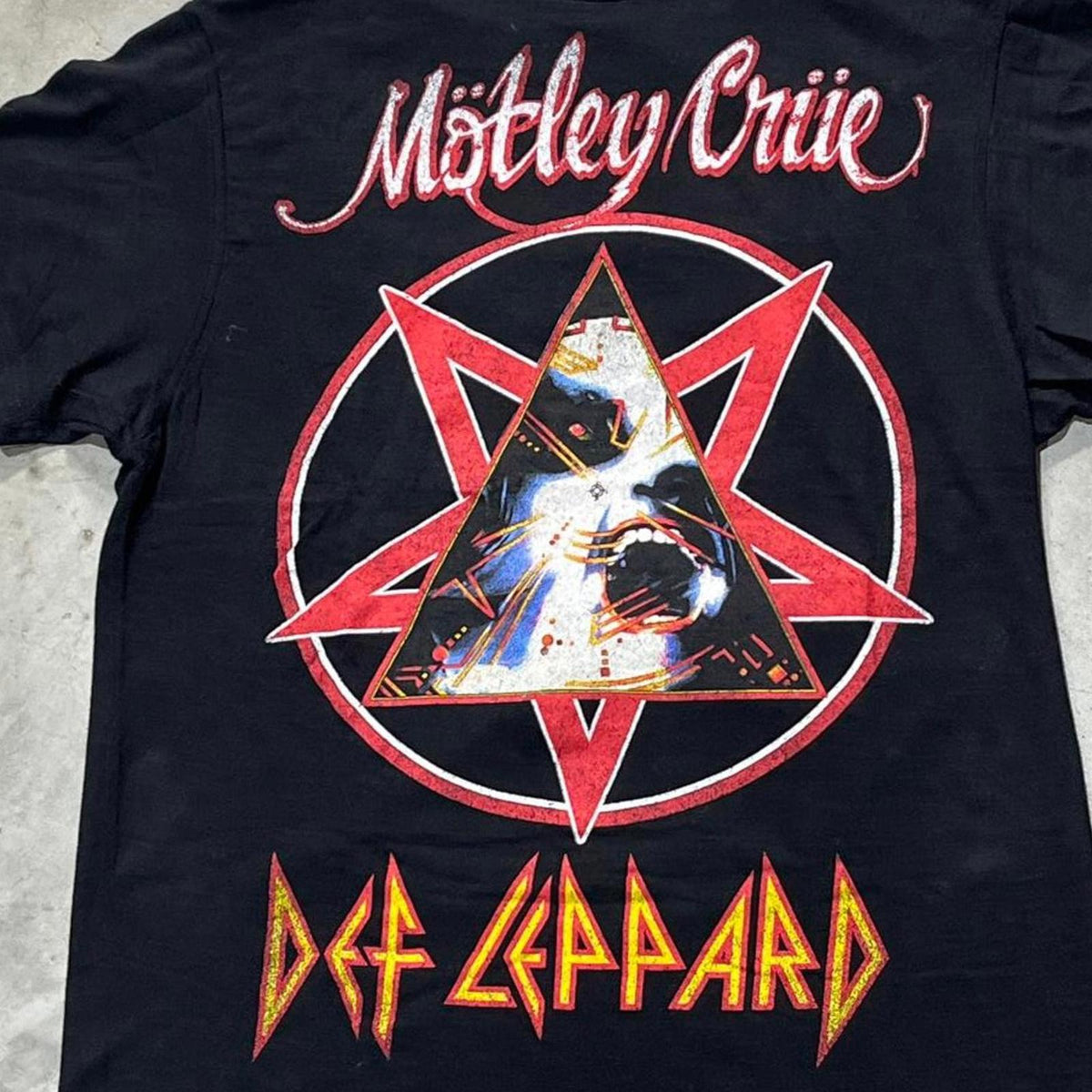 Mötley Crüe Def Leppard Preowned Medium T-shirt