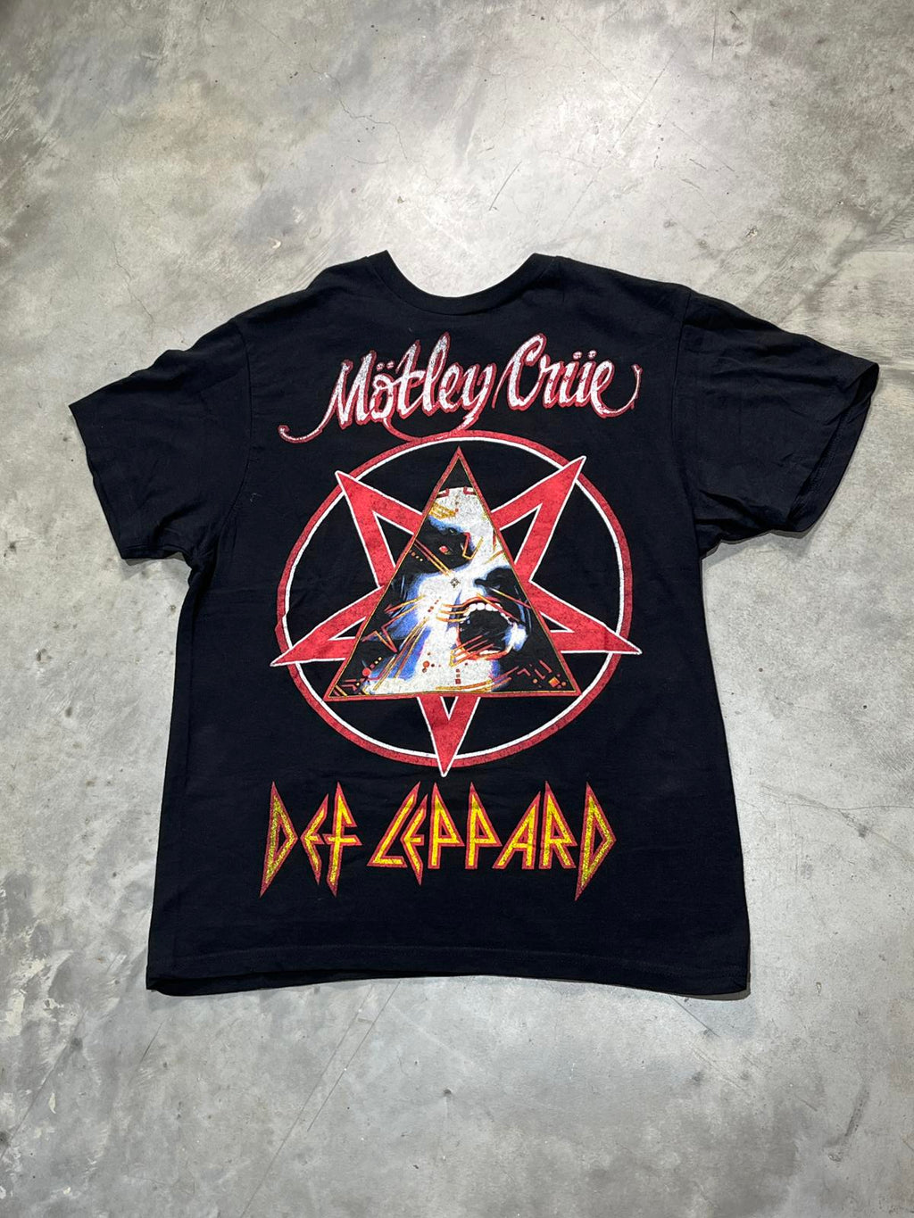 Mötley Crüe Def Leppard Preowned Medium T-shirt