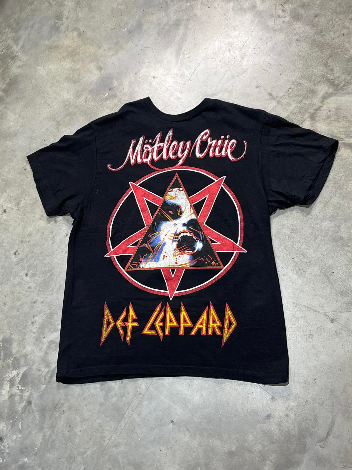 Mötley Crüe Def Leppard Preowned Medium T-shirt