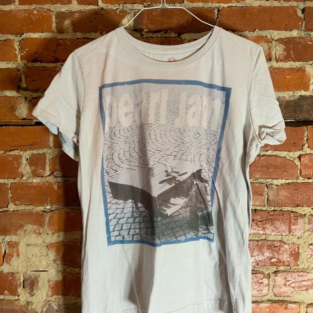 Pearl Jam ladies 2XLarge grey graphic preowned T-shirt