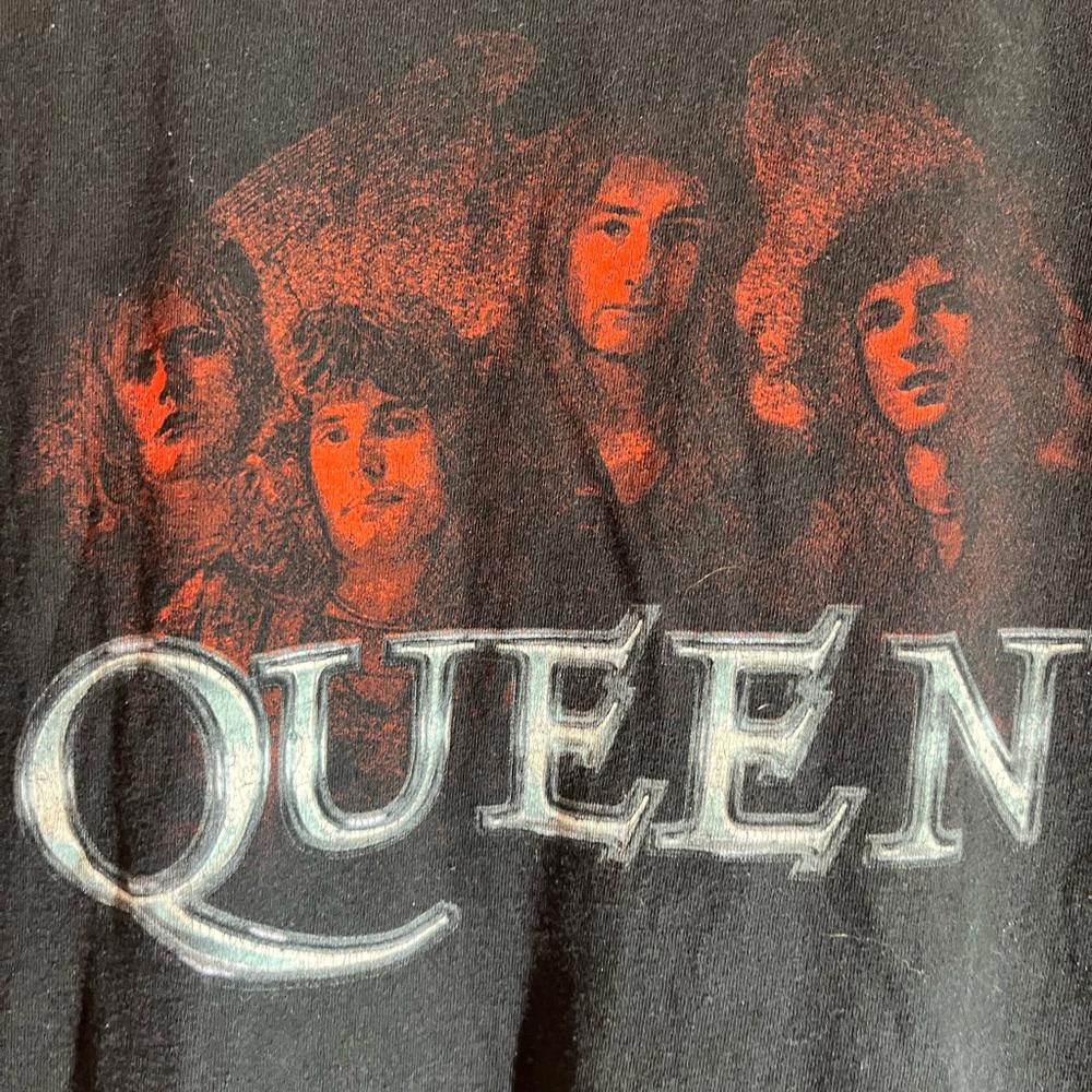 Queen 2xlarge black graphic vintage preowned tshirt