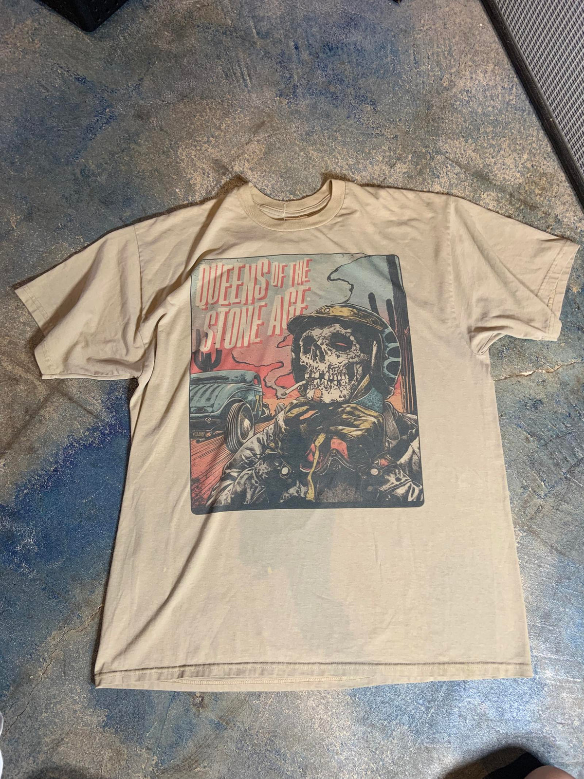 Queens of the Stone Age PreOwned XL Tan Shirt