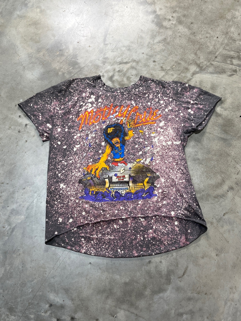 Mötley Crüe Preowned Large Distressed Tie Dye T-shirt