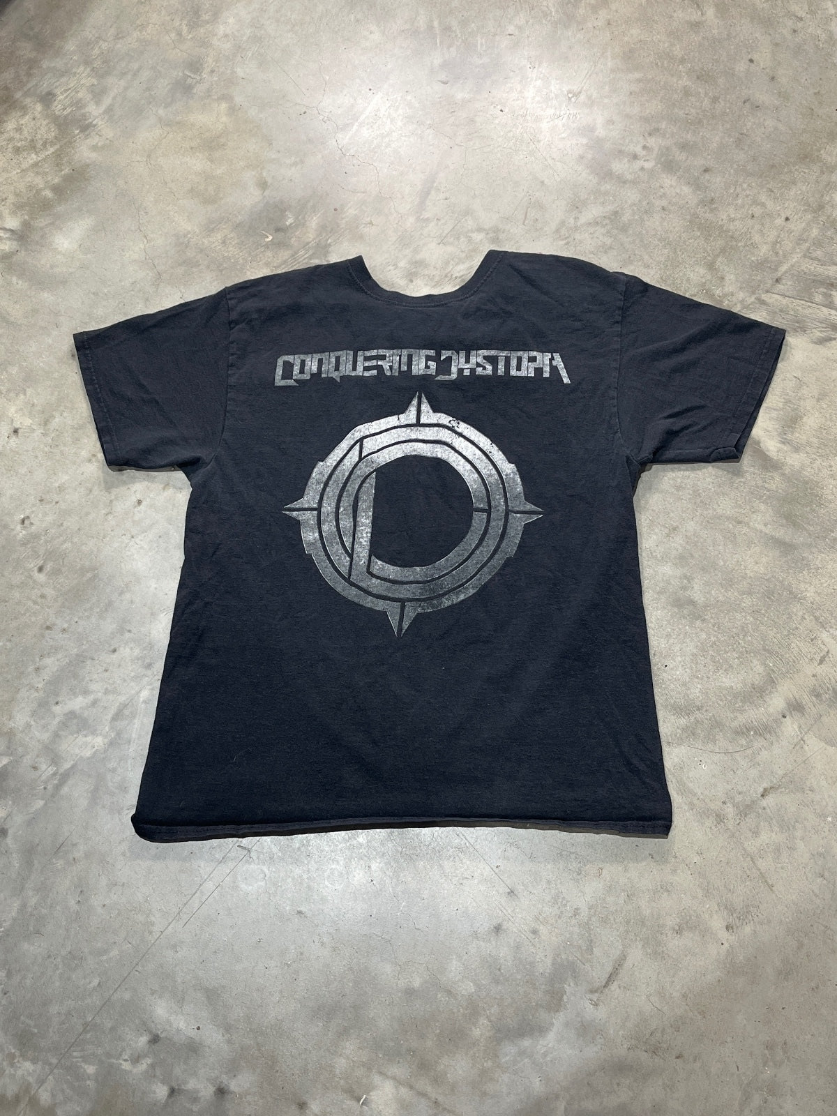Conquering Dystopia Preowned Medium T-shirt
