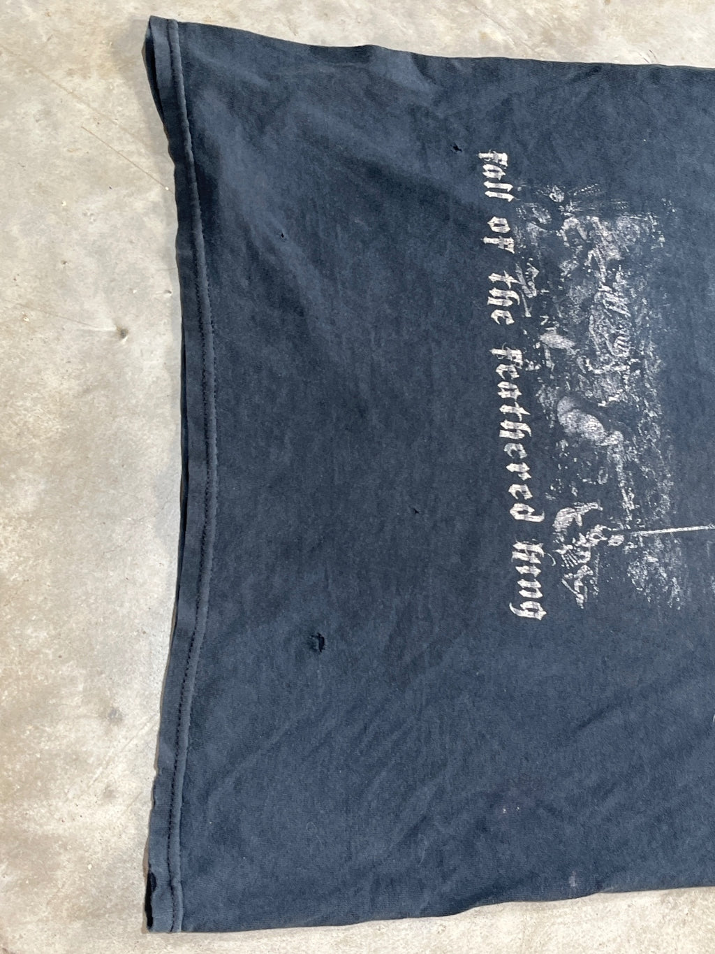 Vacant Throne Preowned Small T-shirt