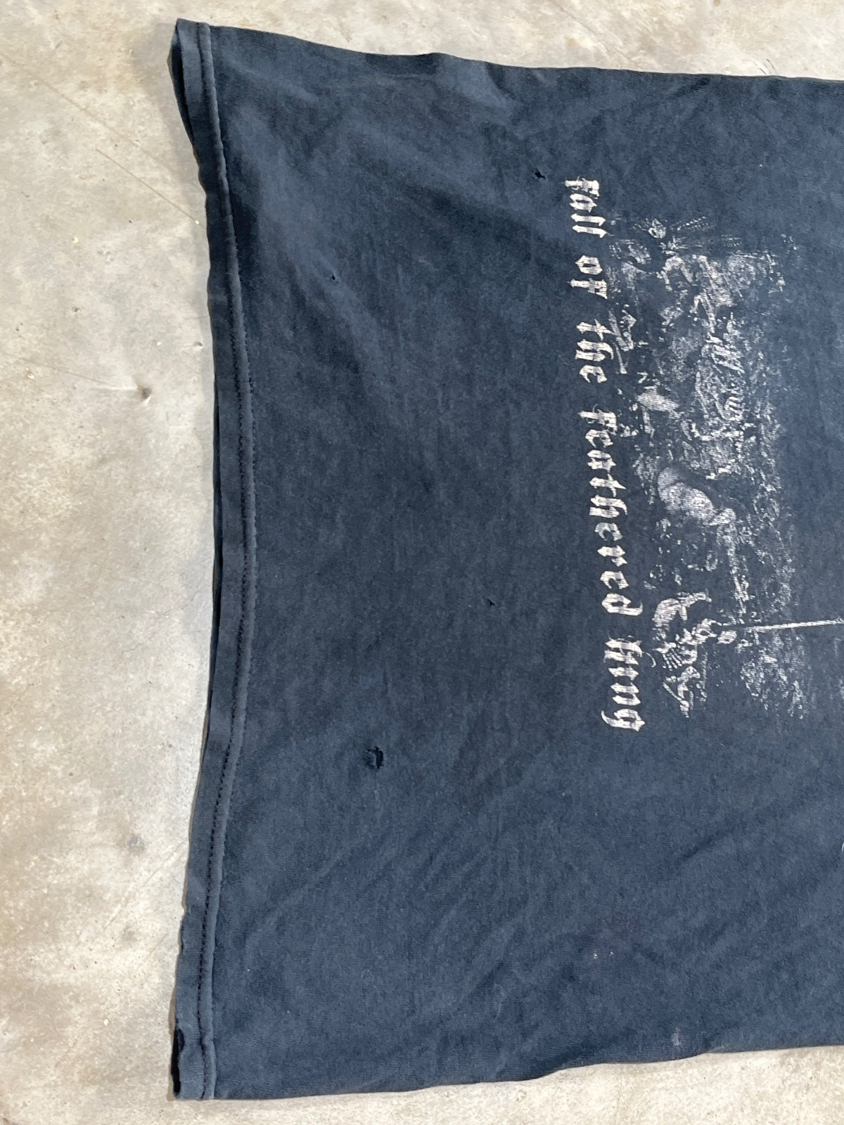 Vacant Throne Preowned Small T-shirt