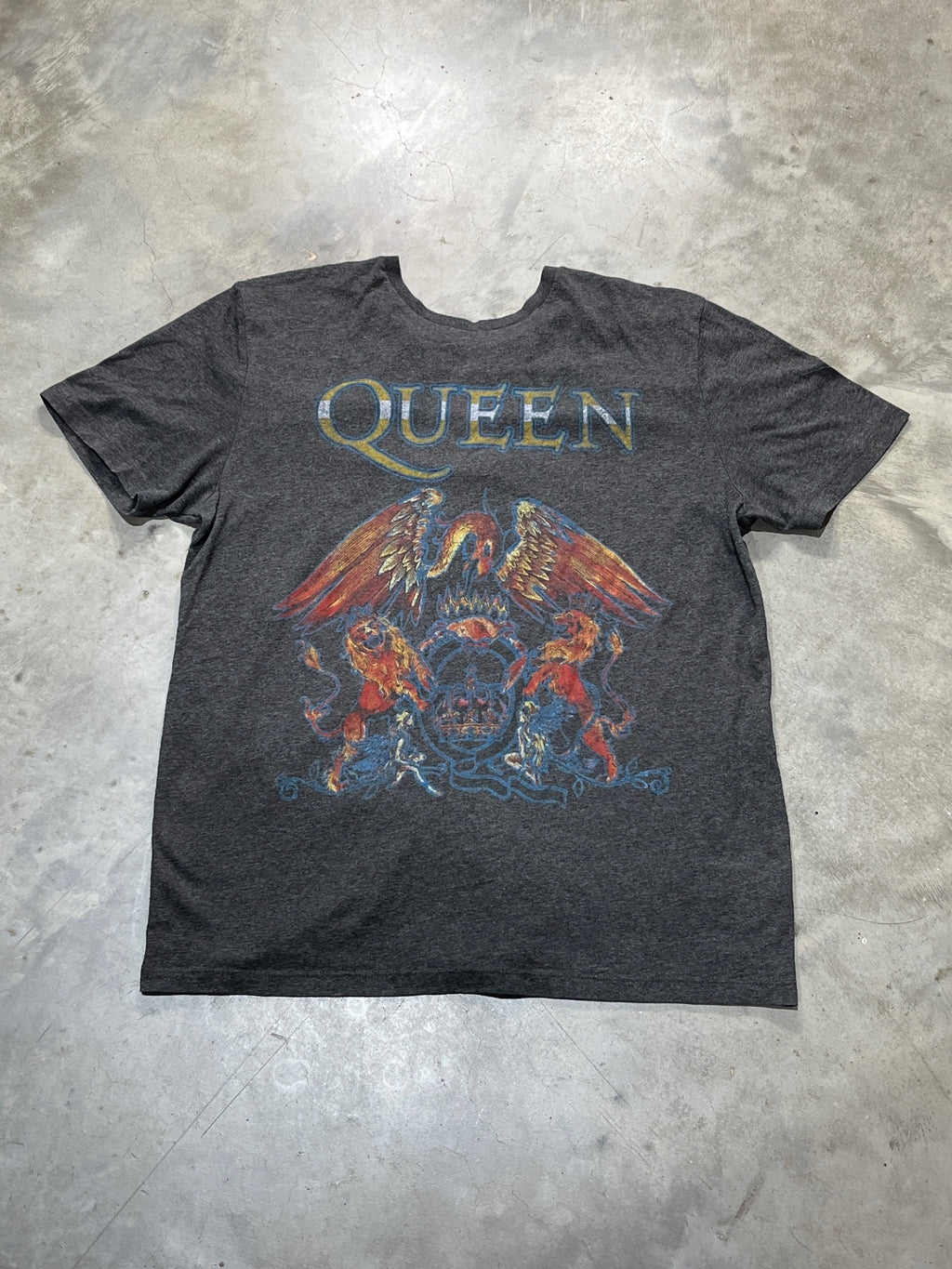 Queen Preowned Medium T-shirt