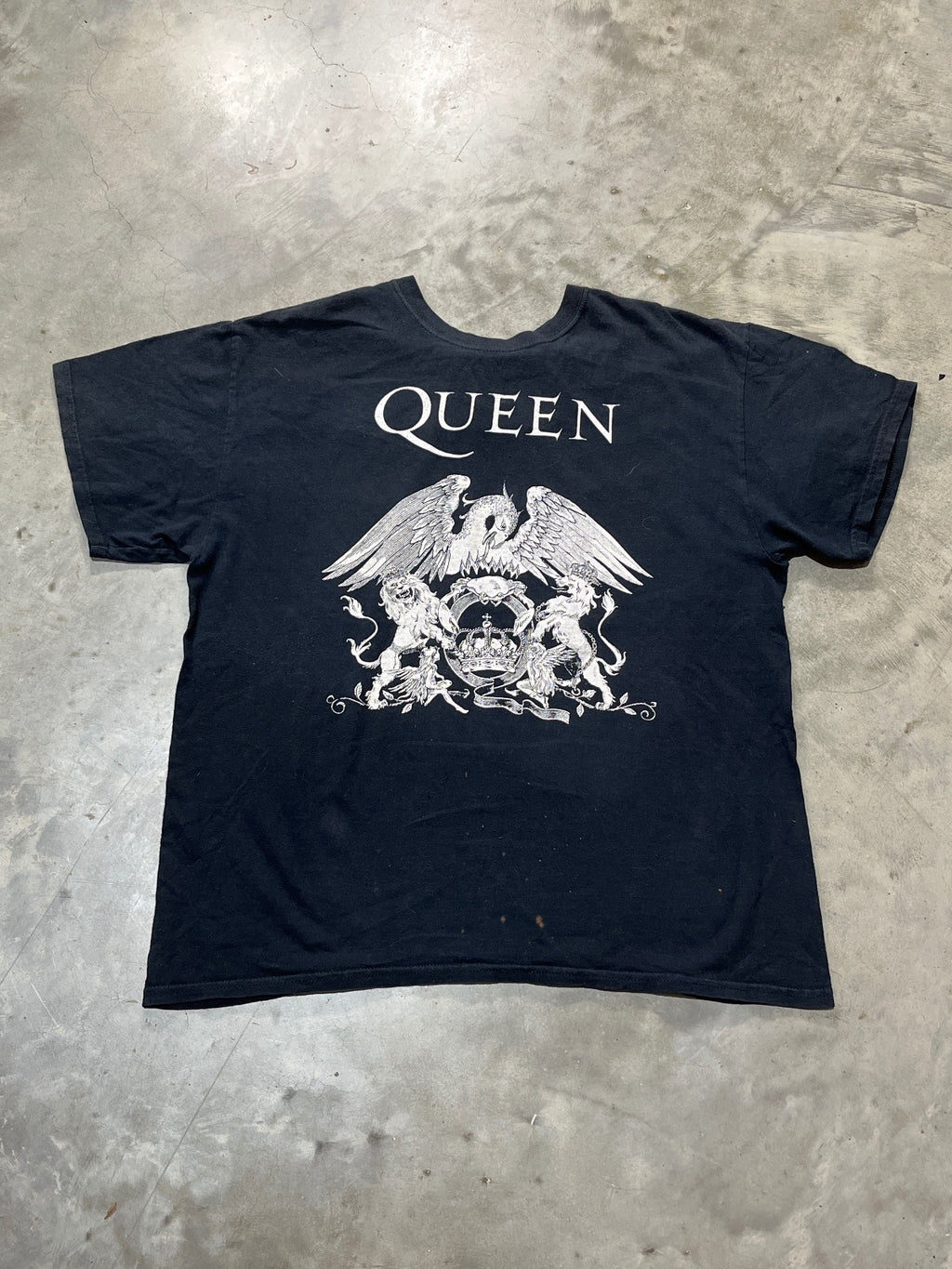 Queen Preowned Large T-shirt