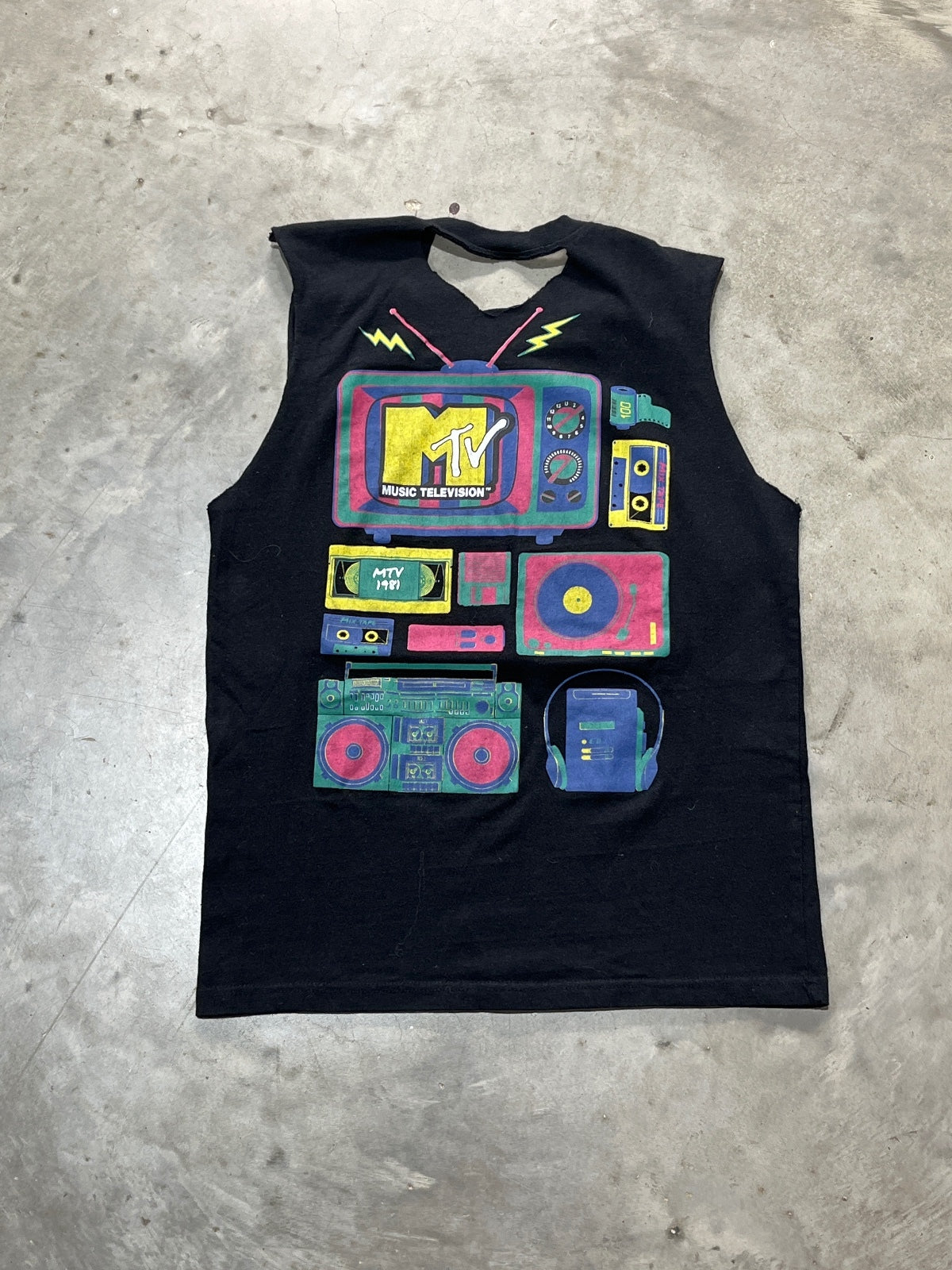 MTV Music Television Preowned Small Cut Off Sleeve Tank Top T-shirt