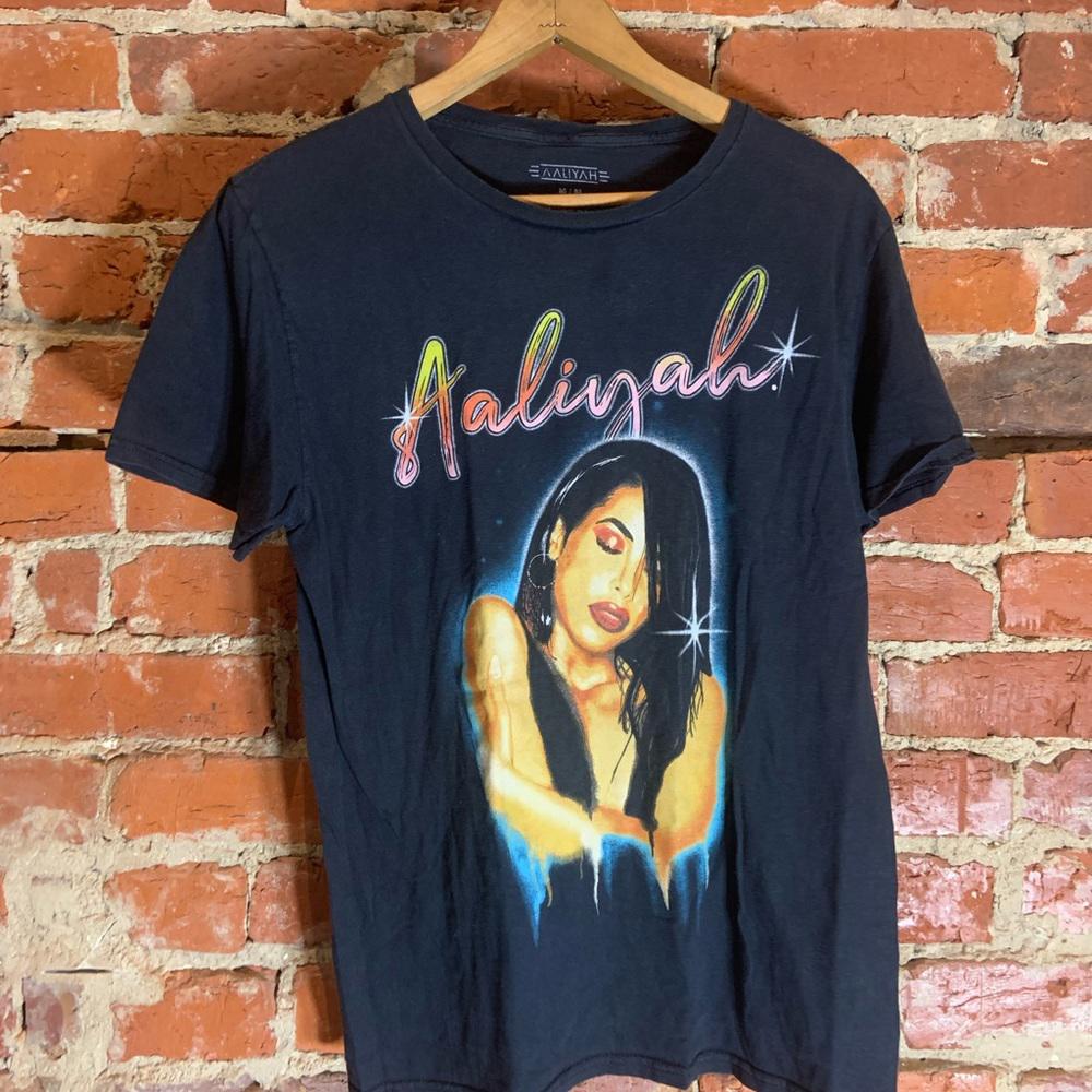Aaliyah medium black graphic preowned T-shirt