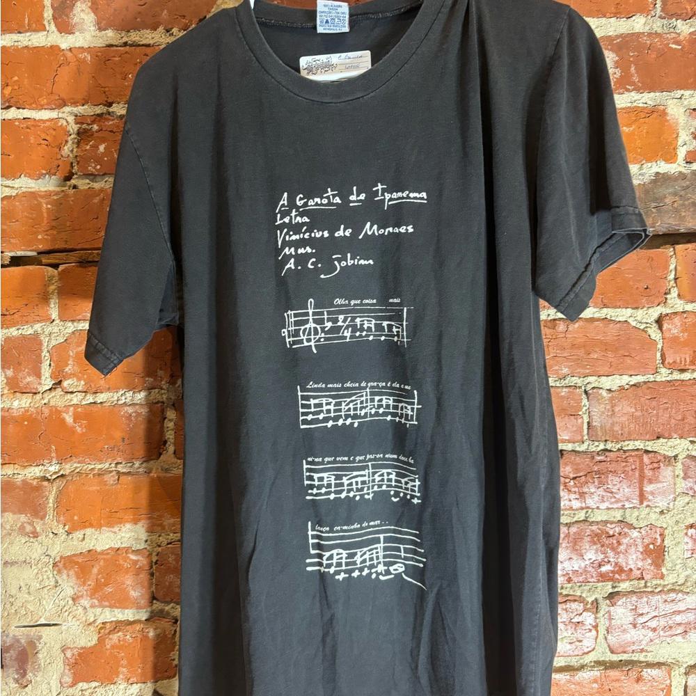 A ganota large black graphic vintage preowned tshirt