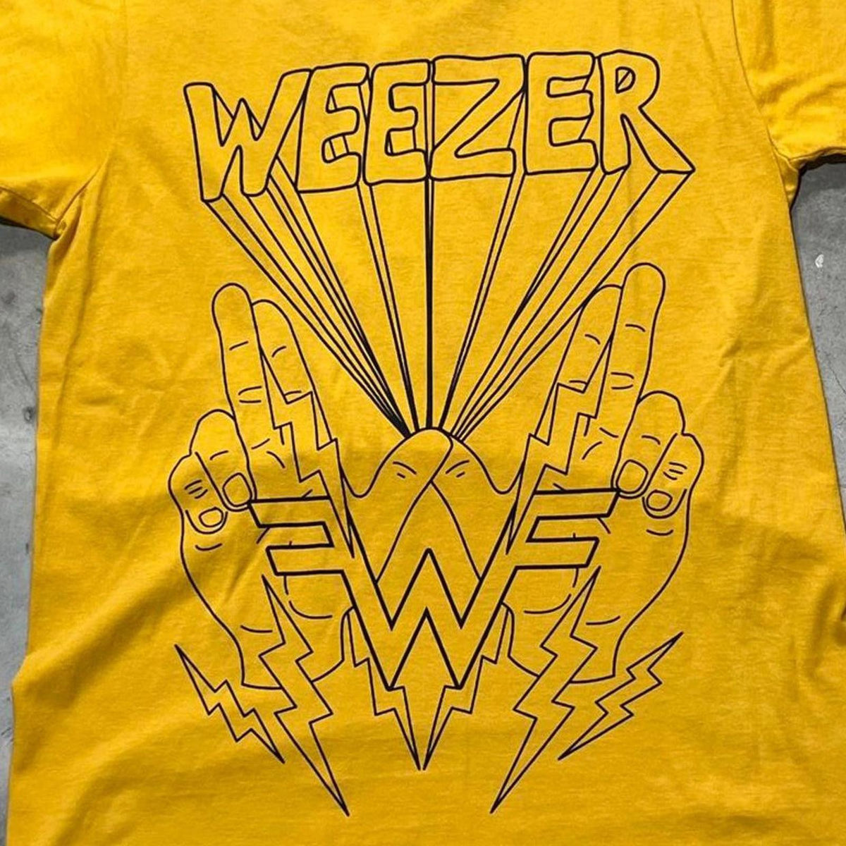 Weezer Preowned Medium T-shirt