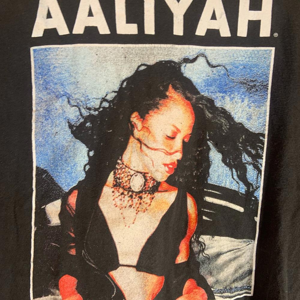 Aaliyah small black graphic preowned T-shirt