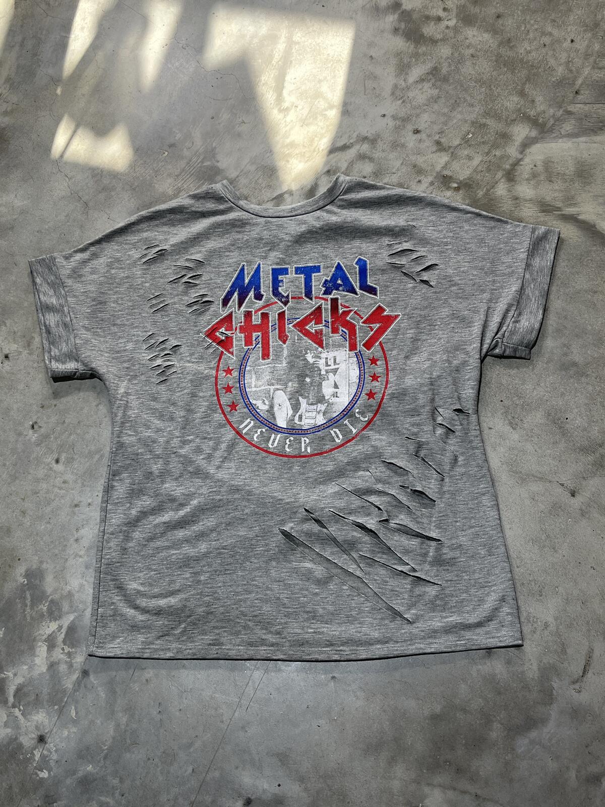 Metal Chicks Preowned Small Distressed T-shirt