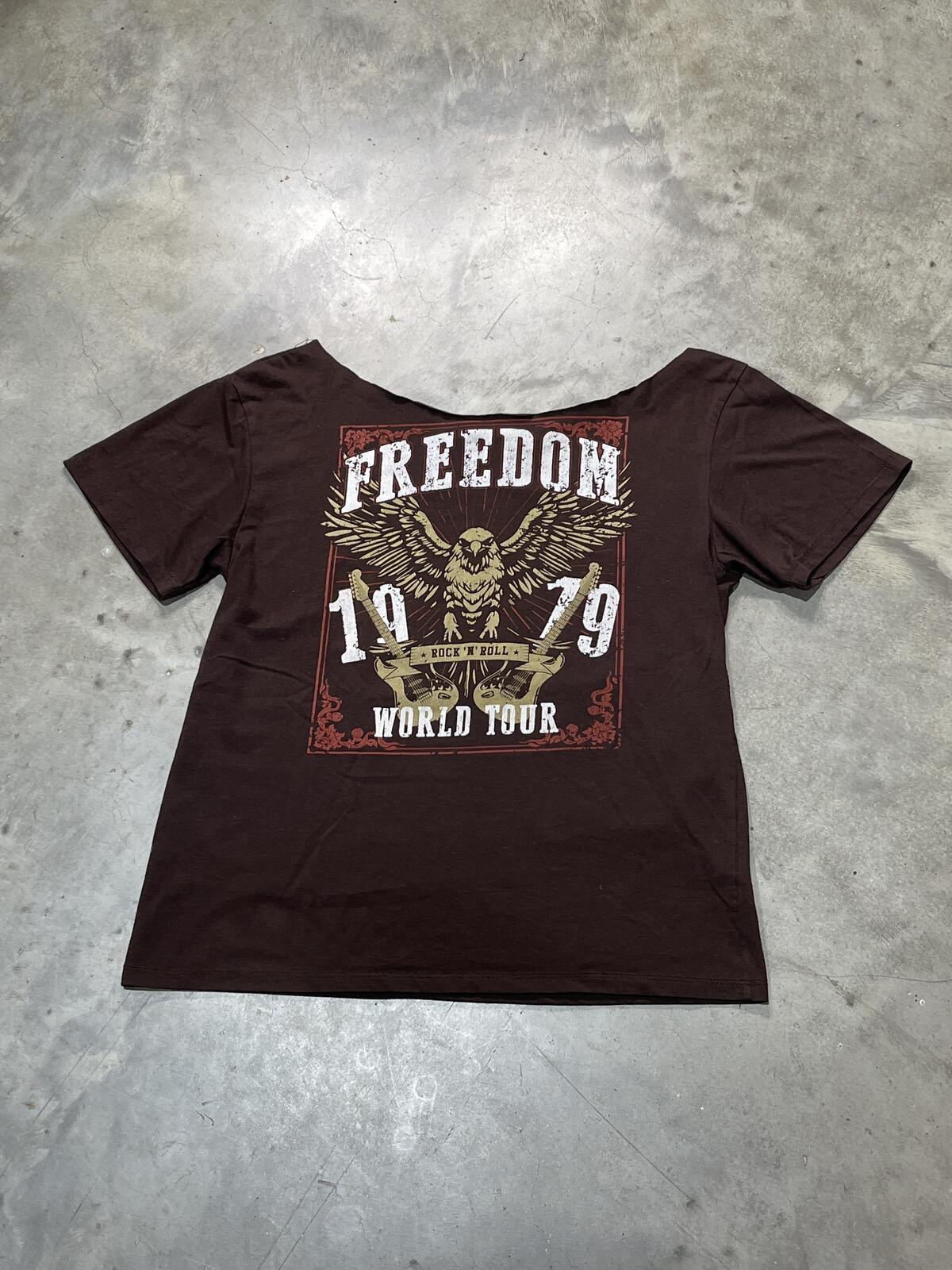 Rock N Roll Preowned Medium Cropped Neckline T-shirt