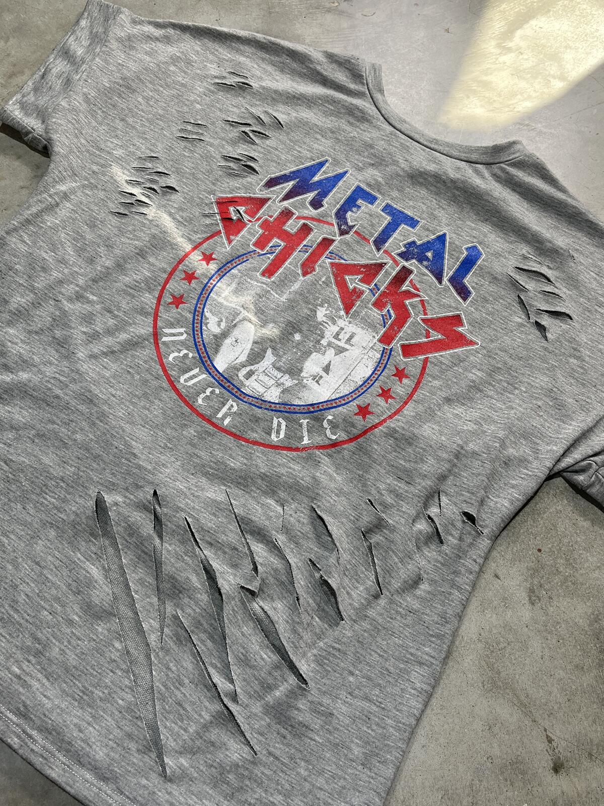 Metal Chicks Preowned Small Distressed T-shirt