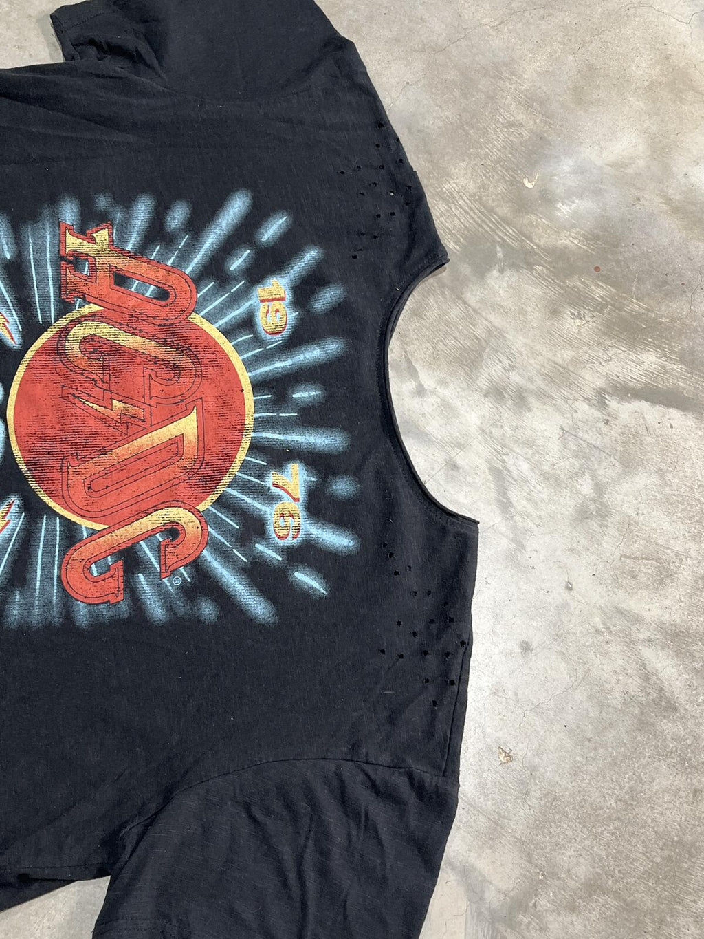ACDC Preowned XL Distressed Cropped T-shirt