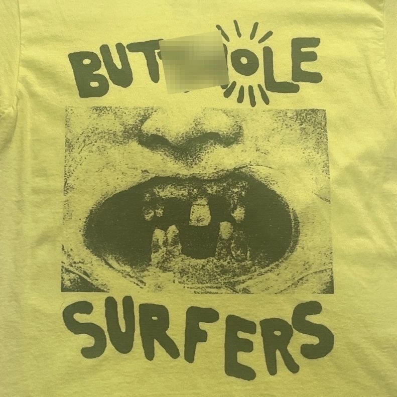 But**ole Surfers Preowned Medium T-shirt