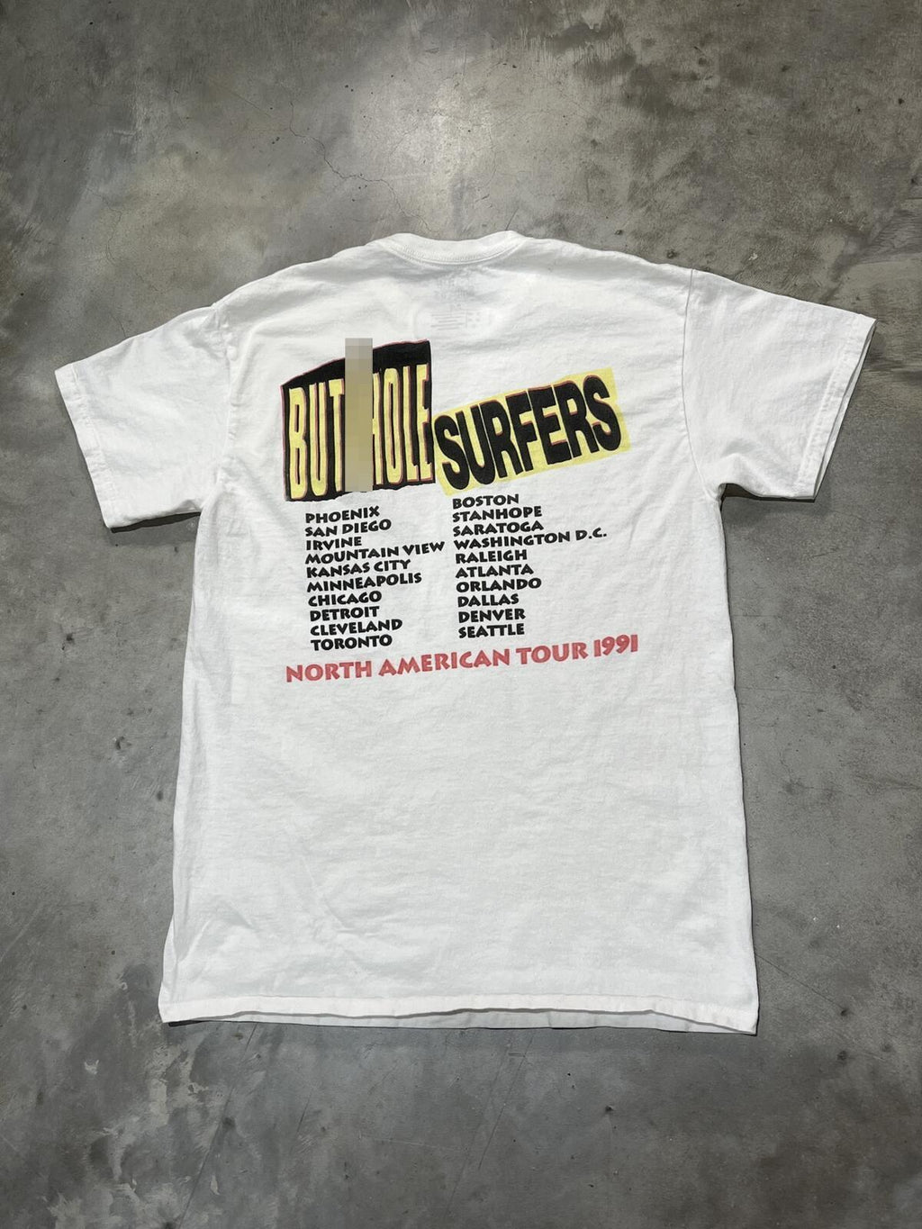 But**ole Surfers Preowned Medium T-shirt