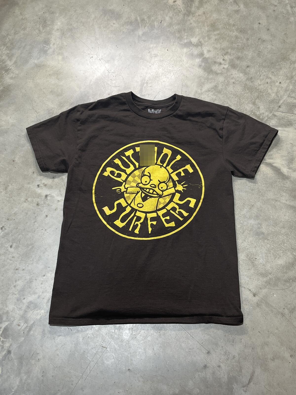 But**ole Surfers Preowned Medium T-shirt