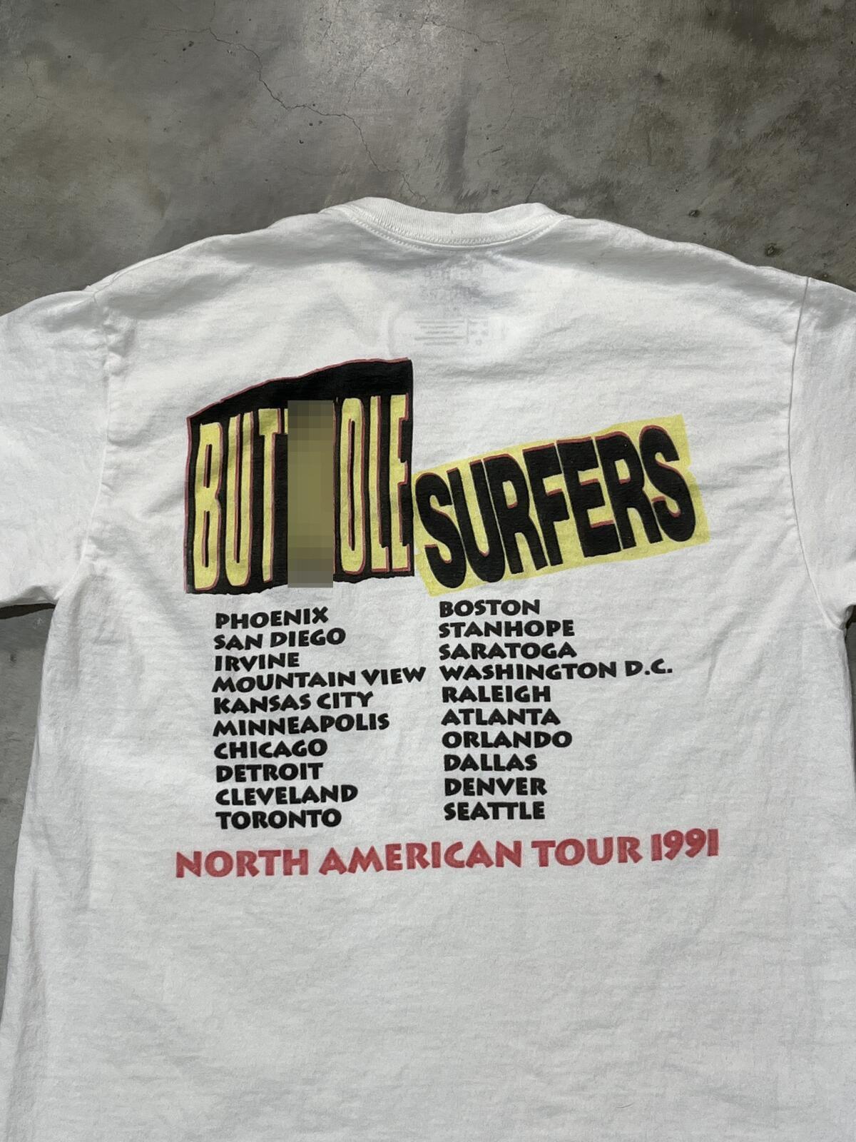 But**ole Surfers Preowned Medium T-shirt