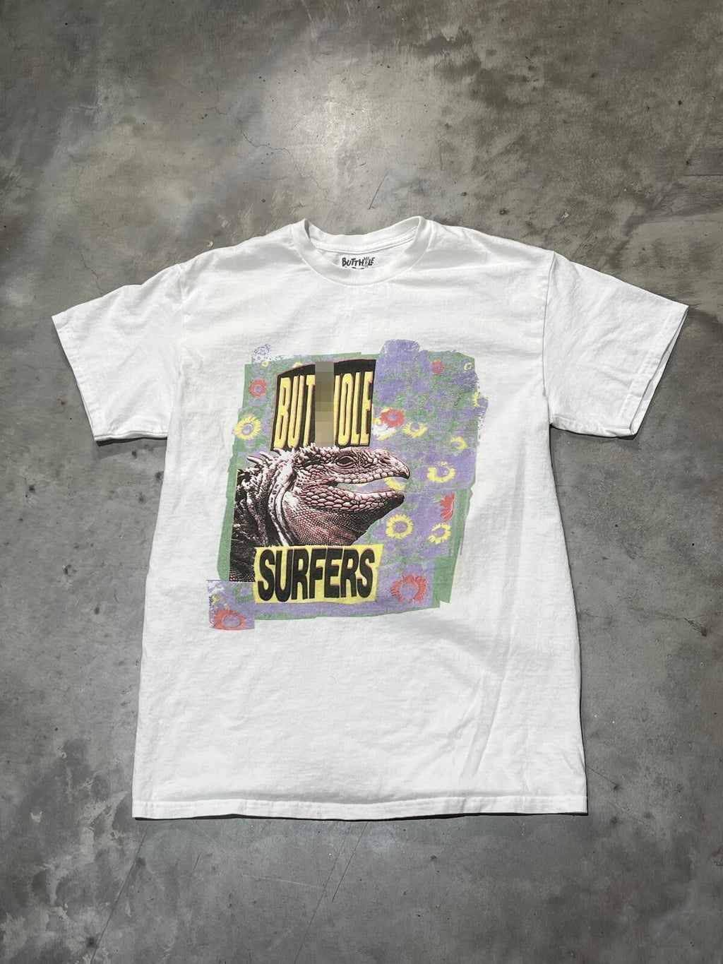 But**ole Surfers Preowned Medium T-shirt
