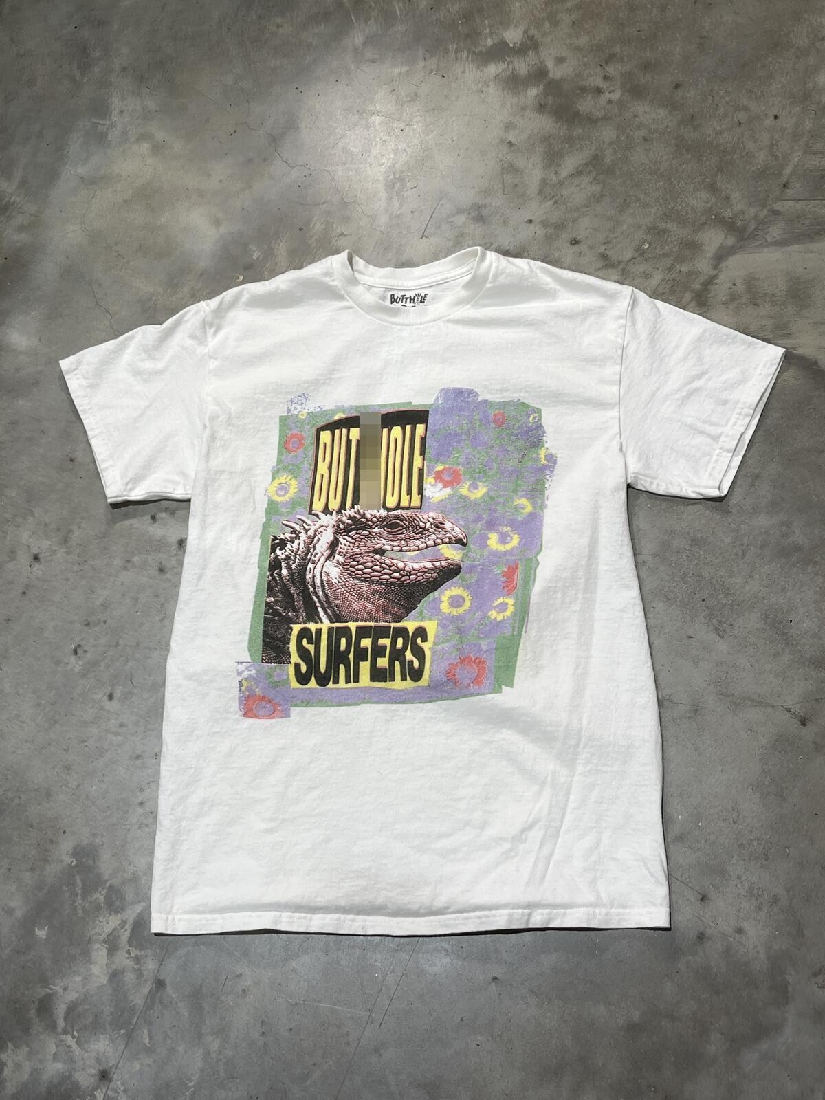 But**ole Surfers Preowned Medium T-shirt
