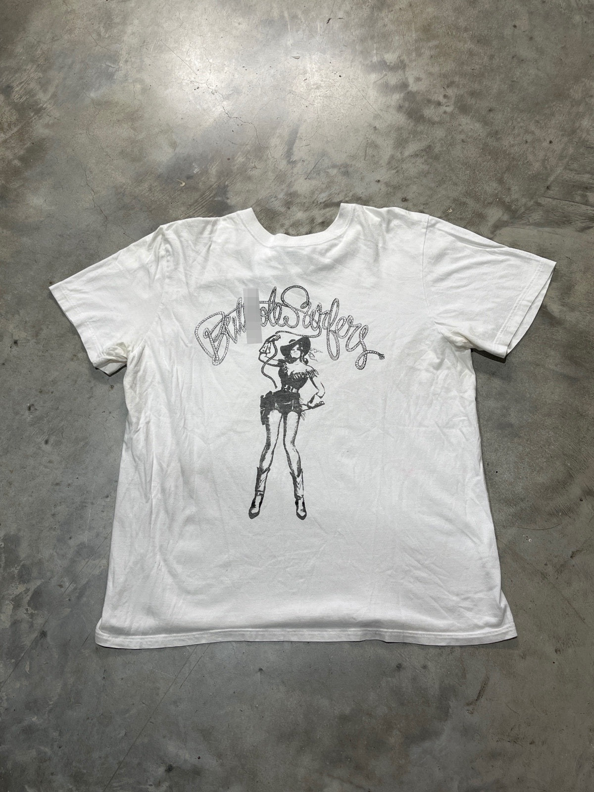 But**ole Surfers Preowned Large T-shirt