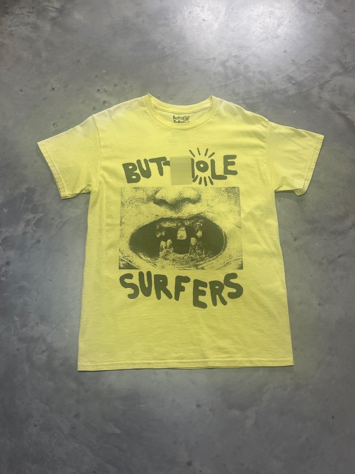 But**ole Surfers Preowned Medium T-shirt