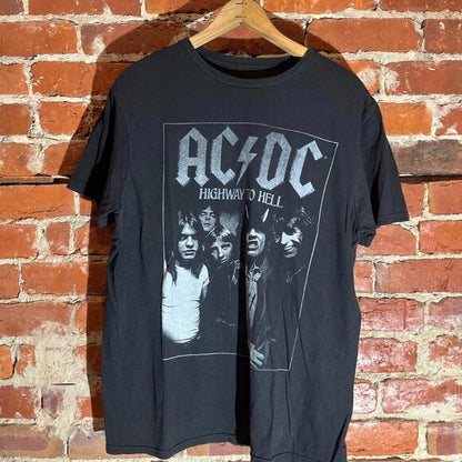Acdc large black graphic vintage preowned tshirt