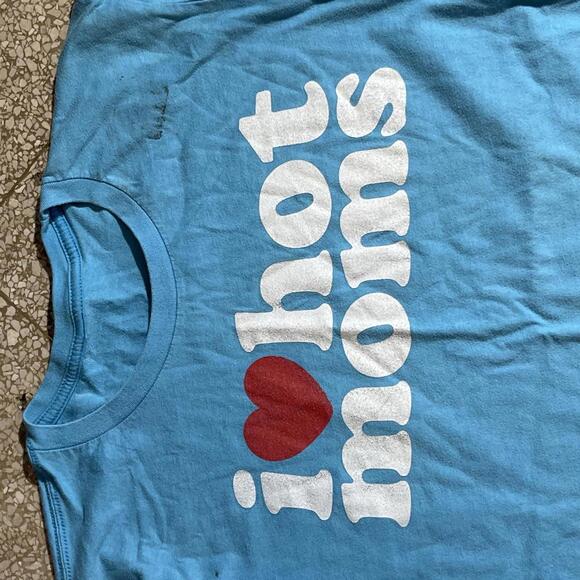 I love hot moms preowned Large Band T-shirt