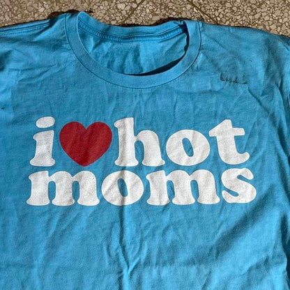 I love hot moms preowned Large Band T-shirt