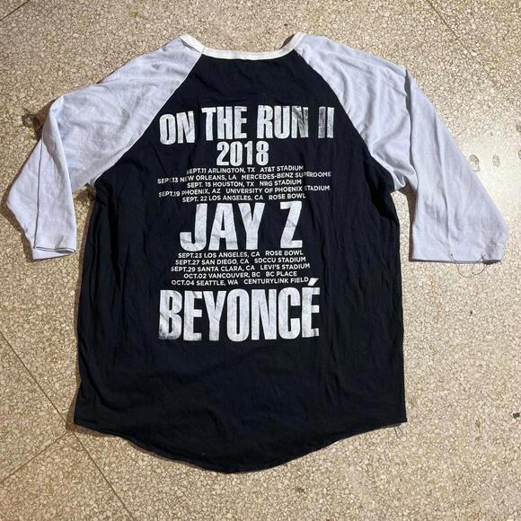 On The Run 2 preowned Medium Band T-shirt