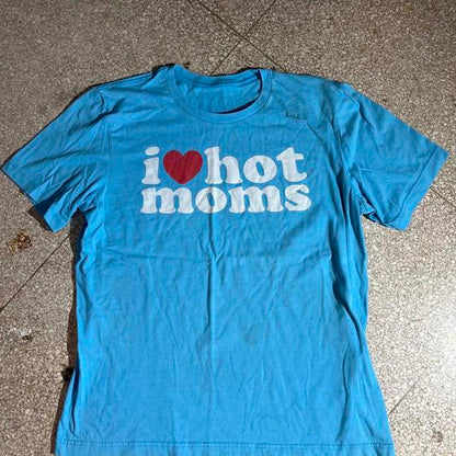 I love hot moms preowned Large Band T-shirt